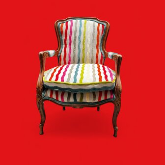 klassiek fauteuiltje met vrolijke streep in velours